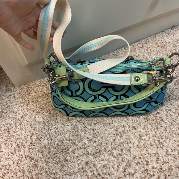 New blue & green small Coach crossbody/shoulderbag with chain details in front. - Picture 2 of 6